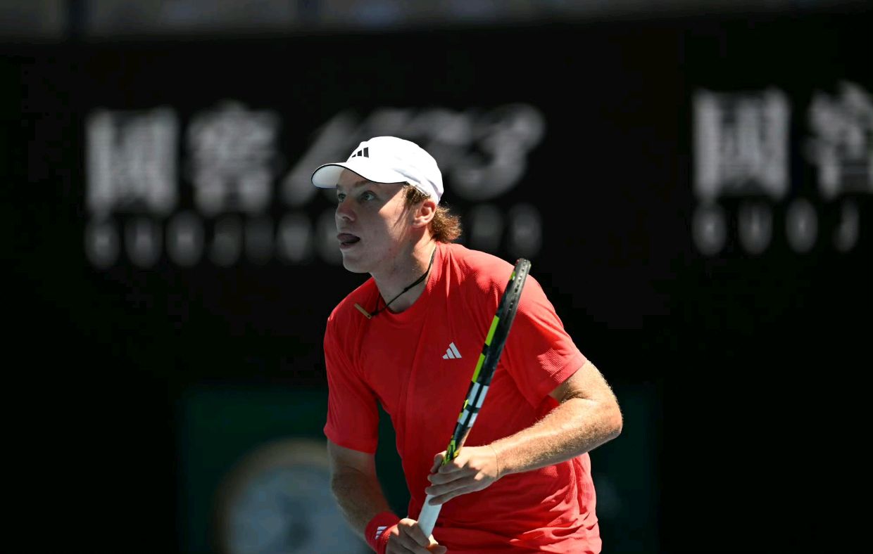 包含英国网球队血洗世界网球队，西西帕斯爆发神勇的词条