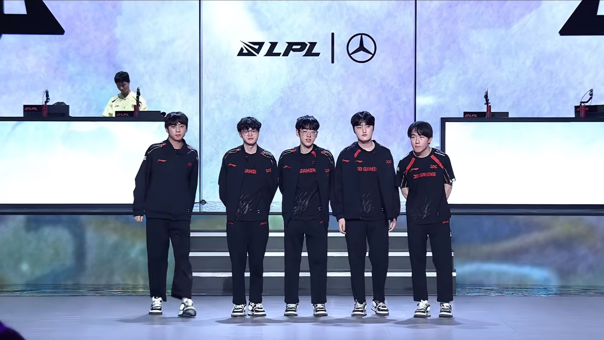 关于JDG碾压T1，Vetheo三分雨点燃全场的信息