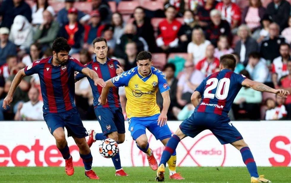 包含皇家贝蒂斯逆转战胜莱万特，马上榜首的词条