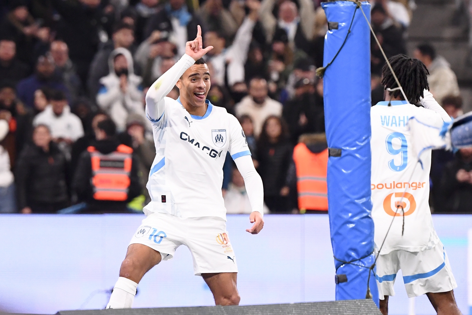 LOL电竞动态-马赛队前锋突破对手防线取得进球的简单介绍