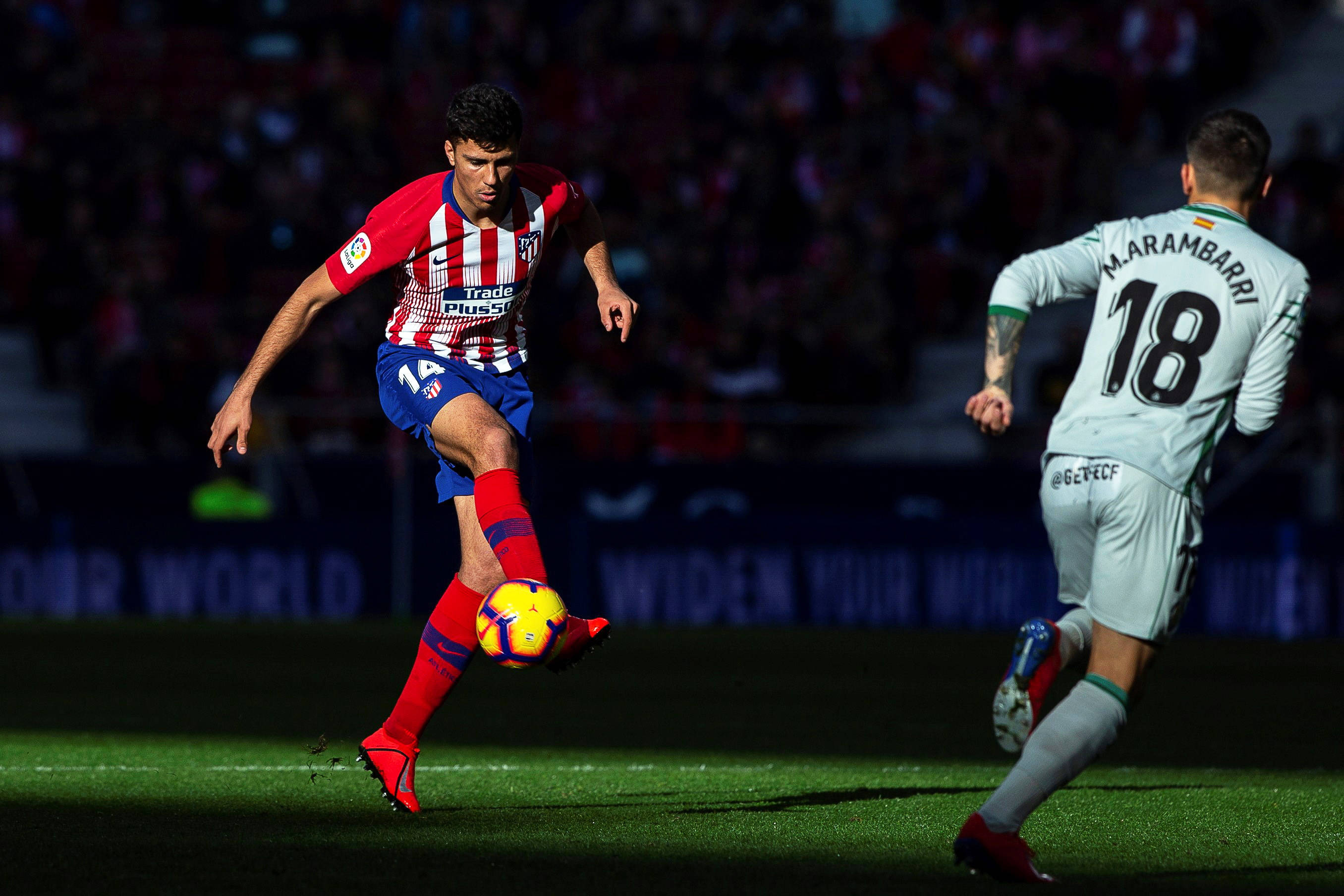 马赛队前锋突破对手防线取得进球的简单介绍