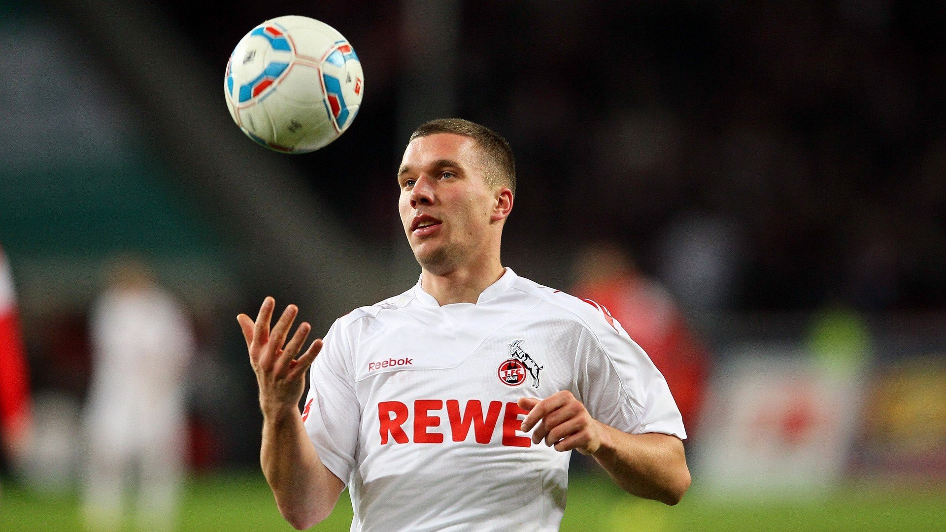 当皮克在欧冠接管比赛,哥伦比亚却在友谊赛爆冷威尔士,足球的戏剧性从不按剧本上演