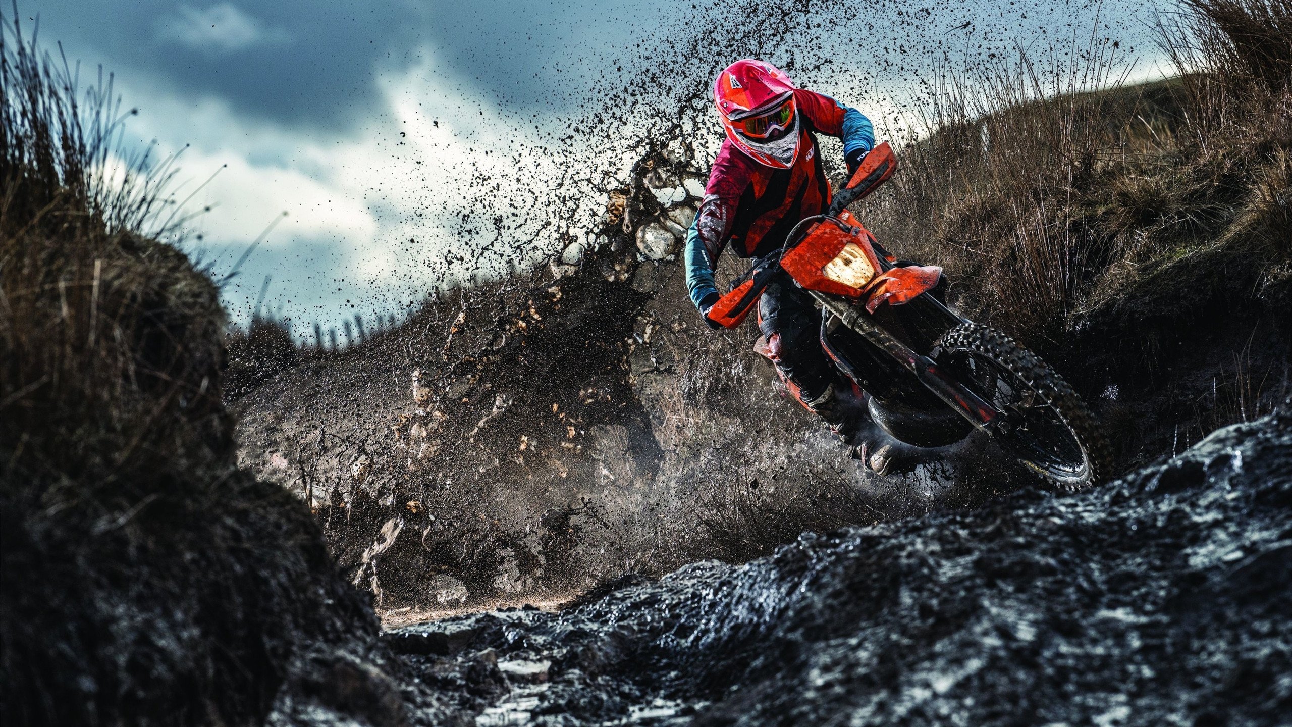 赛道史诗，汉密尔顿与梅赛德斯鏖战迈凯伦的高光时刻