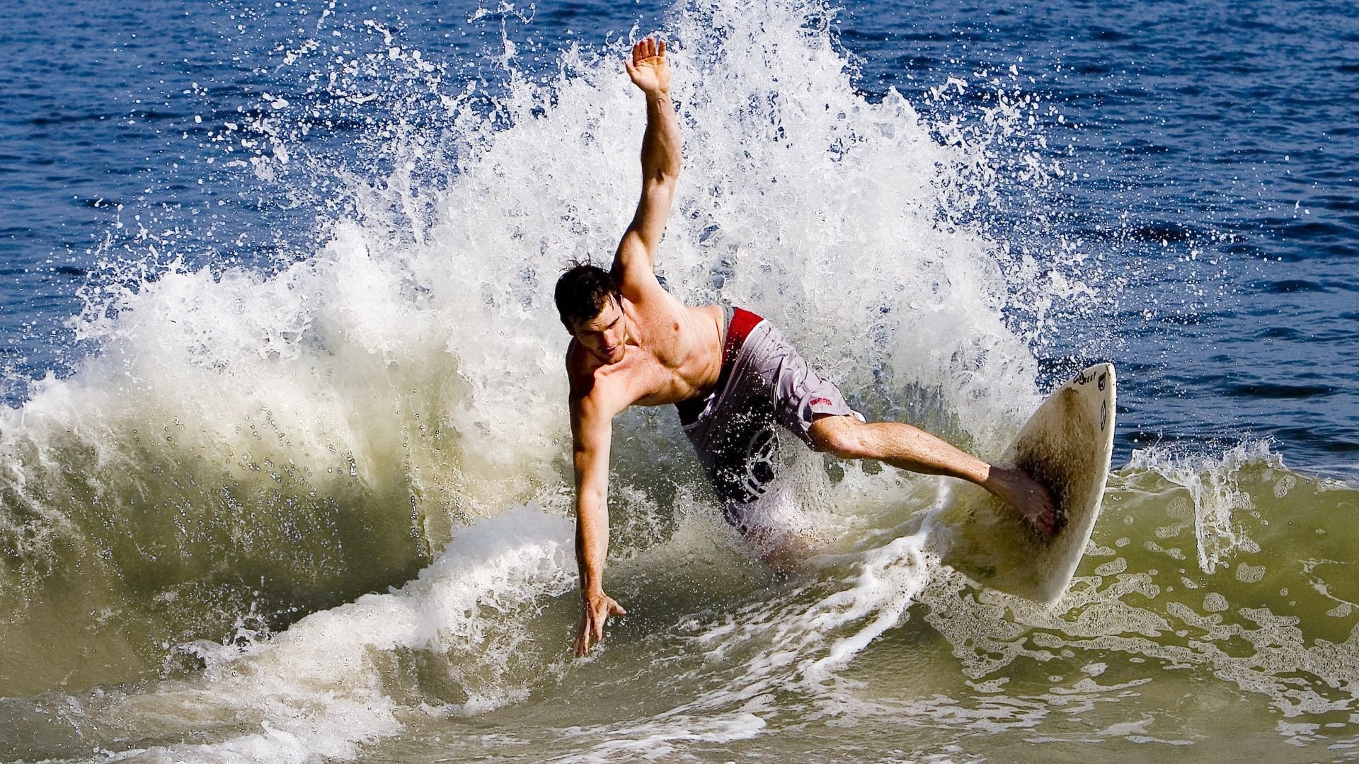 赛道史诗，汉密尔顿与梅赛德斯鏖战迈凯伦的高光时刻